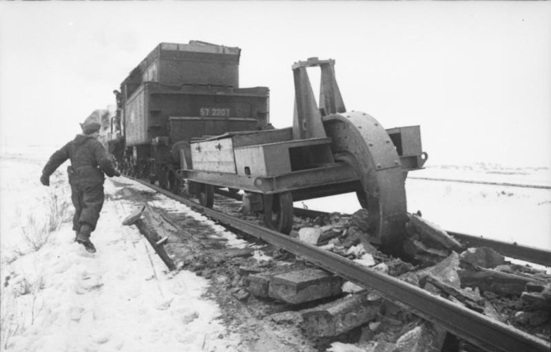Russland, Einsatz des "Schienenwolf". WW@. German troups destroy Railroads as they withdraw.