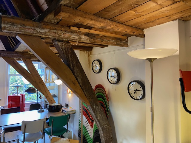 The shop Kwartier looks like a museum of clocks.