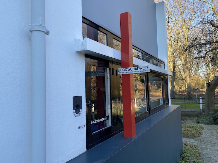 Rietveld Schröderhuis - UNESCO-Hatch to deliver groceries